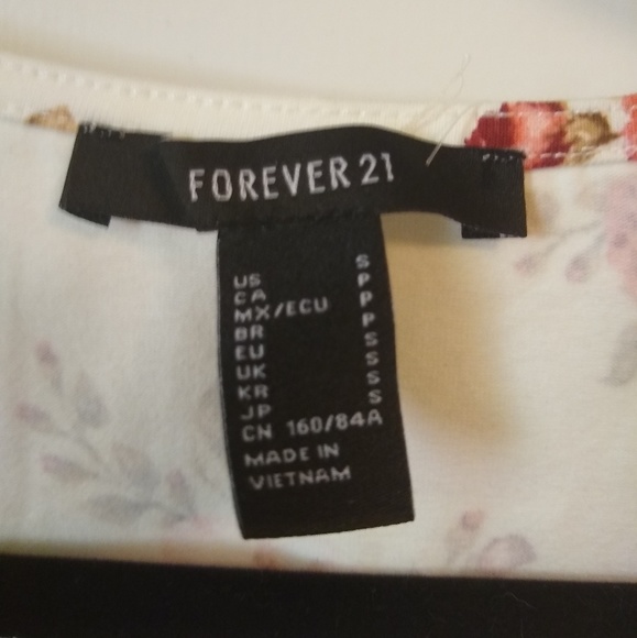 Floral v-neck top with lace sleeves NWT - Picture 2 of 3